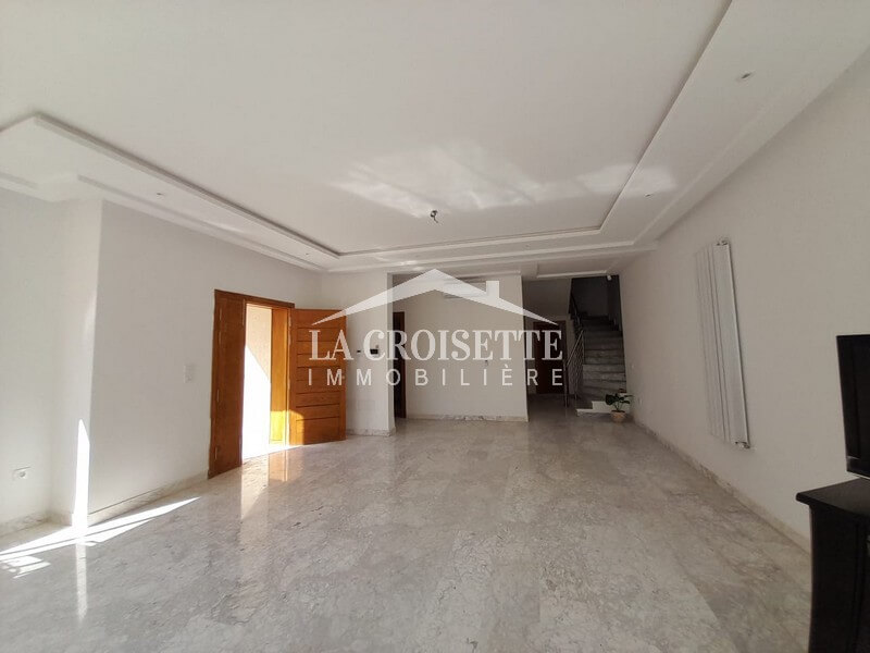 Triplex S+5 avec Jardin à La Soukra